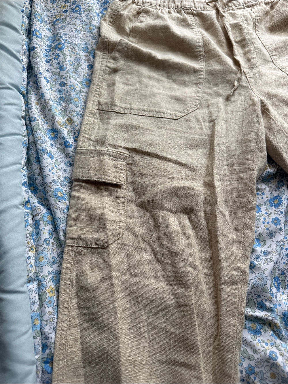 GAP Men's Beige/Tan Cargo Pants with Drawstring Waist. Small - Picture 2 of 5